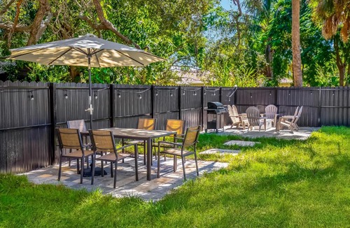 East Naples Apartment | Unique Pool - Villa Mykonos! 2miles to downtown, King Bed, Fast WiFi, Attached to one more Villa