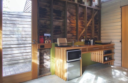 Invermay Apartment | Unique private accessible guestsuite architect designed urban cabin, Launceston.