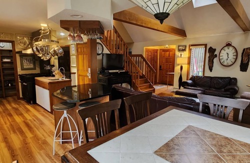 Glasgo House | Unique Private 4 Acre Retreat- Beaches, Mystic, Wineries, Casino and Waterpark!