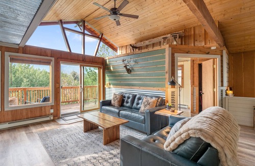Bailey Cabin | Unique, Romantic Getaway - 1 hr to Denver - Hot Tub - Views