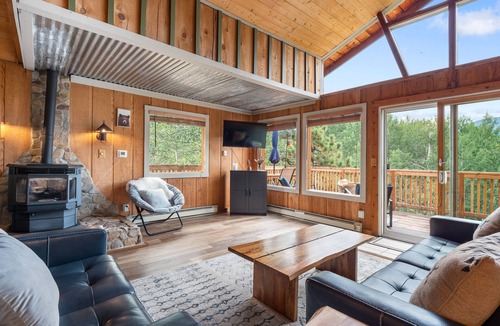 Bailey Cabin | Unique, Romantic Getaway - 1 hr to Denver - Hot Tub - Views