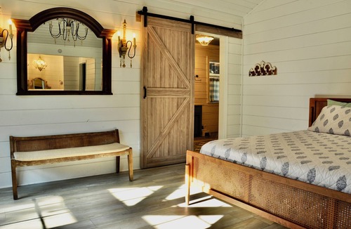 Greenville House | Unique Rustic Log Home an hour from Dallas