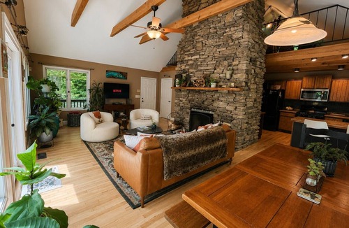 Saluda Ski Chalet | Unique Rustic Mountain Chalet with Hot Tub