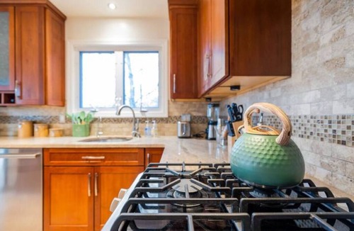 Chester House | Unique Scenic home with king suite & Hot tub