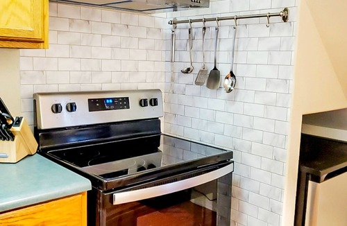 Cave Junction House | Unique Southern Oregon retreat with kids' items & washer/dryer - dog-friendly