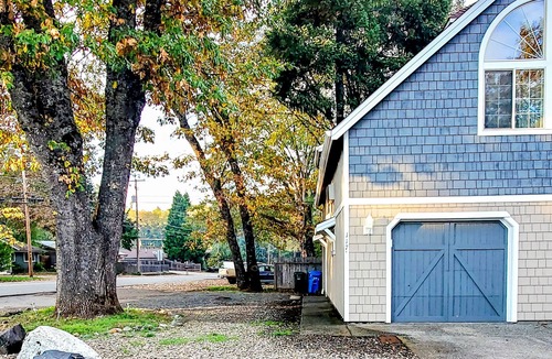 Cave Junction House | Unique Southern Oregon retreat with kids' items & washer/dryer - dog-friendly
