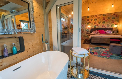 Fintry Cabin | Unique Spacious Heated Lodge With Enclosed/open air Bathtub and Outdoor Seating
