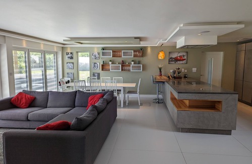 Thruxton House | Unique, Spacious, Self-Built Eco House with Huge Garden and Movie Room
