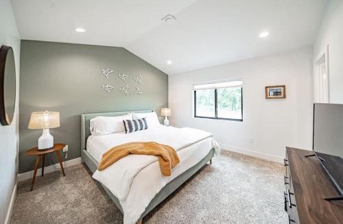 Driggs House | Unique Townhome with AC Garage Patio