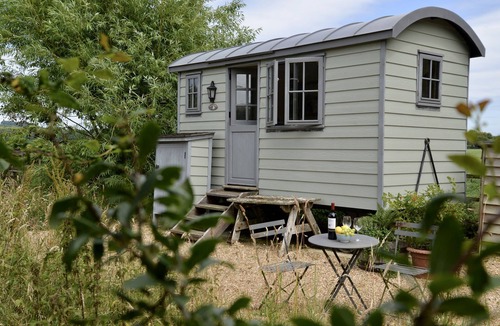East Ashling House | Unique, tranquil retreat in fabulous grounds with own garden & pond. Nr Goodwood