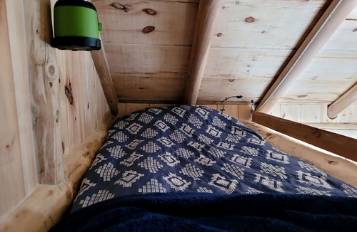 Corbeil Cabin | Unique Tree House Perfect for Families with BBQ in Callander, Ontario