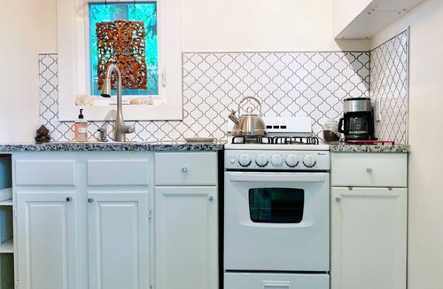 Old Village Cottage | Unique Zen Tiny House 2 mi to Beach ~ Free Bikes! Minutes to Historic Charleston