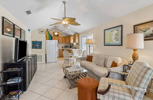Fernandina Beach Cottage | Uniquely decorated front duplex with rooftop deck access, within walking distance to the beach