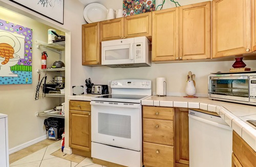Fernandina Beach Cottage | Uniquely decorated front duplex with rooftop deck access, within walking distance to the beach