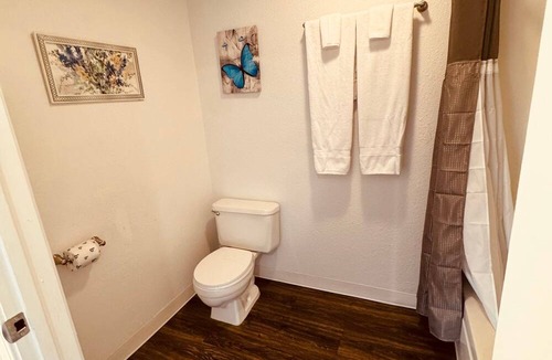 Brownsville Hotel | Unit 15 - 1-bedroom hotel in lovely Challenge-Brownsville with AC comfort