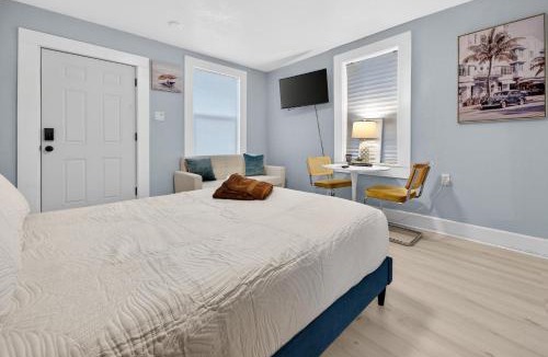 South Pensacola House | Unit 17 Minimalist Comfort Pensacola Studio