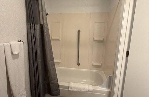 Brownsville Hotel | Unit 26 - Cozy 1-bedroom hotel in beautiful Challenge-Brownsville with AC