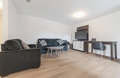 Dean Park Apartment | Unit 6 - Modern Fully Furnished 3 Bedroom Apartment