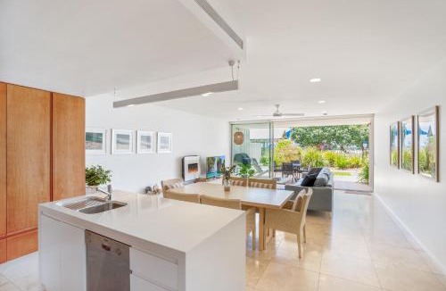 Rainbow Beach House | Unit 7 Plantation Resort Rainbow Beach