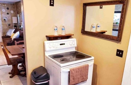 Windermere House | UNIT A · Private Lakeside Bungalow! Comfy, Clean, 1GB WiFi