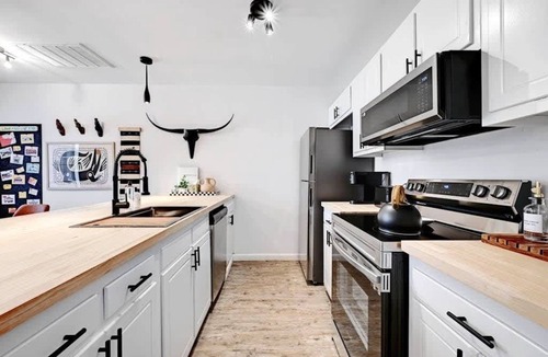 St. Edwards Apartment | Unit A Willowrun · Artist Retreat by SoCo w/PRKG | Sleeps 4