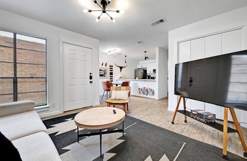 St. Edwards Apartment | Unit A Willowrun · Artist Retreat by SoCo w/PRKG | Sleeps 4