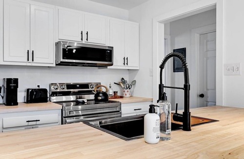 St. Edwards Apartment | Unit A Willowrun · Artist Retreat by SoCo w/PRKG | Sleeps 4