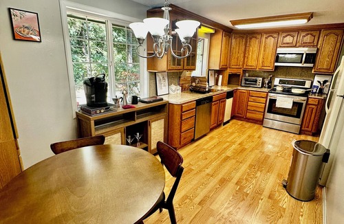 Federal Way House | Unit surrounded by trees Washer and Dryer + Pet friendly!