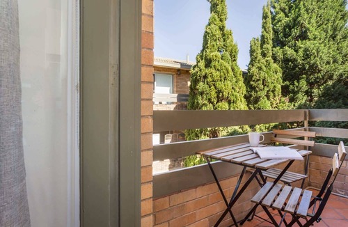 Neutral Bay Apartment | Unit With Balcony, Backyard and Parking Near Shops