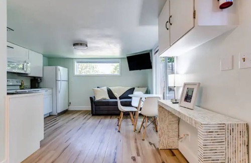 Amazon Cottage | University Cottage, 2 blocks from U of O.