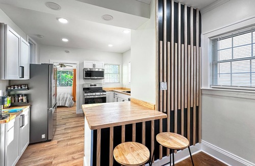 Cleveland House | University Heights Renovated Home -King bed ,4-bedroom with WIFI, fitness room