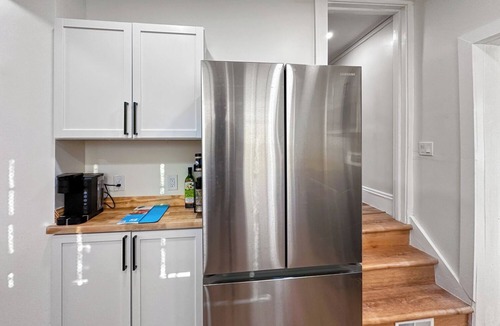 Cleveland House | University Heights Renovated Home -King bed ,4-bedroom with WIFI, fitness room