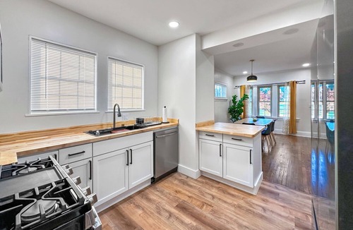 Cleveland House | University Heights Renovated Home -King bed ,4-bedroom with WIFI, fitness room