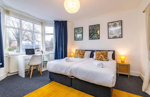 Bramcote House | University View-Off-Street Parking-Sleeps 8-Fast WiFi