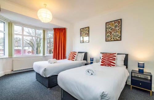 Bramcote House | University View-Off-Street Parking-Sleeps 8-Fast WiFi