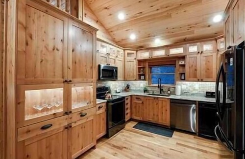 Bailey House | Unlike Anything Else-Romantic-Micro Resort-Private Water-Hot Tub-Hiking-Winery