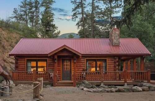 Bailey House | Unlike Anything Else-Romantic-Micro Resort-Private Water-Hot Tub-Hiking-Winery
