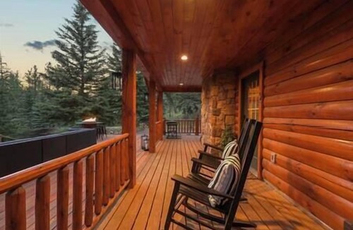 Bailey House | Unlike Anything Else-Romantic-Micro Resort-Private Water-Hot Tub-Hiking-Winery