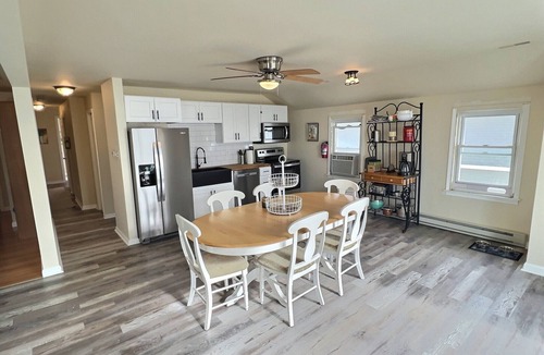 Goshen House | Unobstructed Bay Views, Sleeps 9, Steps to Beach – Top-Floor Sunset Deck