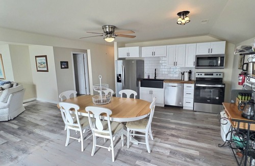 Goshen House | Unobstructed Bay Views, Sleeps 9, Steps to Beach – Top-Floor Sunset Deck