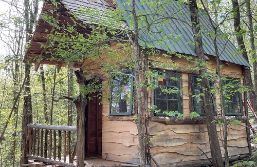 Kimball Cabin | Unplug and hide from the world in this rustic South Pittsburg cabin