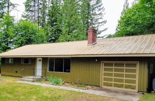 Carson House | Unplugged Getaway along Trout Creek