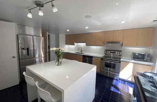 Bloor-Yorkville Apartment | Unrivaled Location on Yorkville Ave 2000 sq.ft -1 BED. Turn key furnished