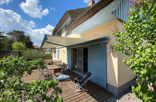 Kamminke House | 'Uns Hus' with terrace and small garden; Wlan; Internet-TV close to the beach and quiet