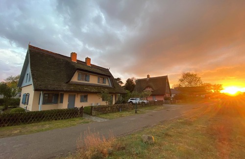 Kamminke House | 'Uns Hus' with terrace and small garden; Wlan; Internet-TV close to the beach and quiet