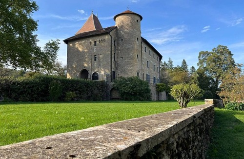 Marigna-sur-Valouse Apartment | Unusual gîte in the Dovecote of the Château