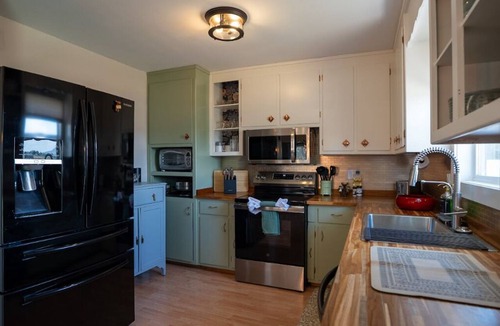 Casper House | Unwind at this cozy riverfront retreat with scenic views and a quiet setting. Perfect for a comfortable stay close to town, outdoor activities, and local amenities.