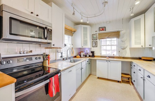 Lynn Cottage | Unwind Fireside & Walk to Dtwn! Tyron Retreat