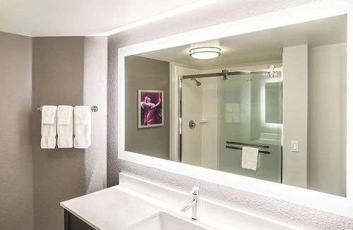 Woodlands Village Hotel | Unwind in a Spacious Hotel Room w/Pool, Hot Tub - Ideal for Outdoor Fun