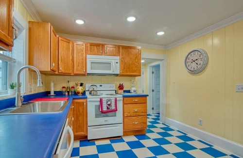 Bristol House | Unwind in the recently remodeled cute little house at the iconic State Street.